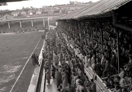 La tribuna de madera de los Campos de Sport, durante un partido en 1953.