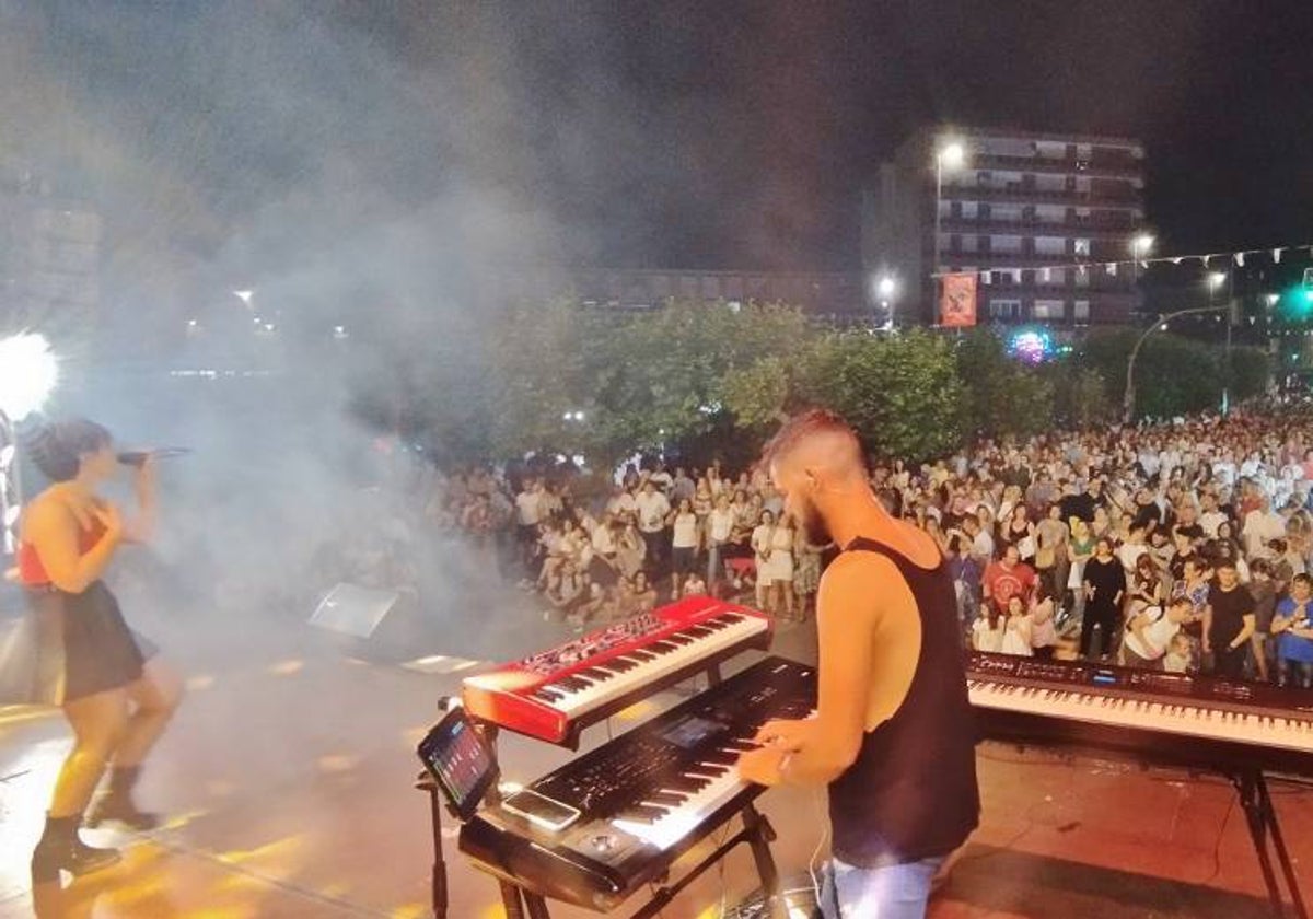 La Avenida Cantabria se llenó para disfrutar el aplaudidísimo Tributo a Mecano.