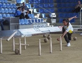 Marta Castillo, jugadora de Campoo de Yuso, birla durante el partido disputado por las suyas esta temporada en Peñacastillo.