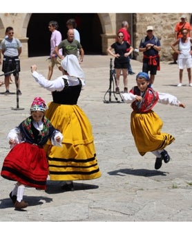 Imagen secundaria 2 - Grupos folclóricos que intervinieron; pasando por debajo de los arcos, y bailando en la explanada