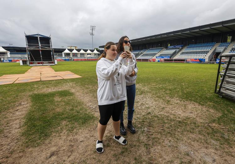 Las dos fans, dentro del estadio El Malecón, observan y fotografían la distancia que les separará de los artistas.