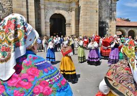 Como es tradicional la Coral cantó la Misa de San Juan y el Grupo Entremontañas bailó al Santo.