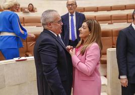 Pedro Hernando (PRC) y María José Sáenz de Buruaga (PP), en el Parlamento.