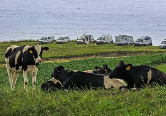 Autocaravanas estacionadas en el aparcamiento de la playa de Valdearenas, en Liencres.