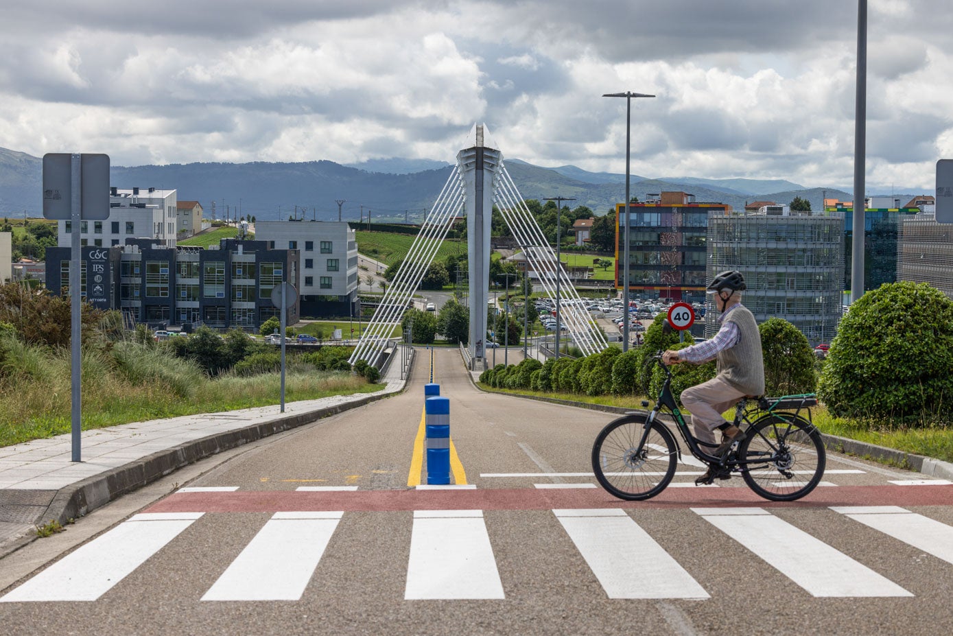 El primer tramo del nuevo carril bici con el Pctcan al fondo.