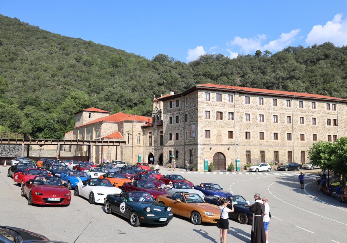 Los vehículos concentrados a la llegada al monasterio de Santo Toribio