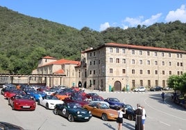 Los vehículos concentrados a la llegada al monasterio de Santo Toribio