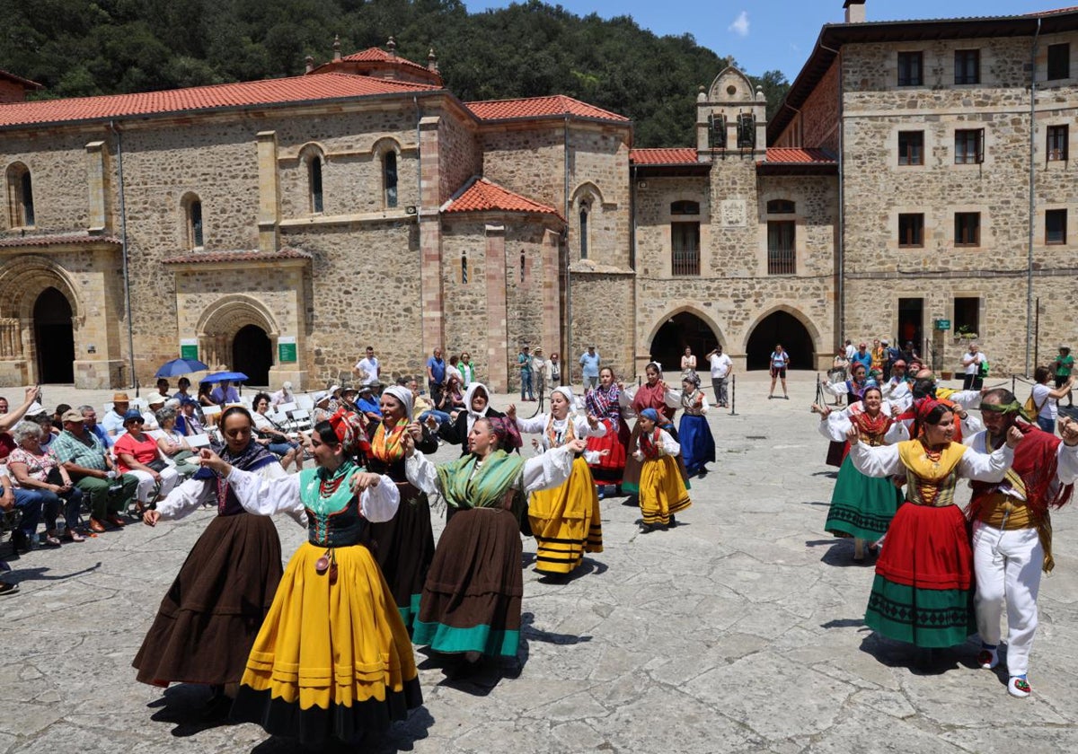 Grupos folclóricos bailando en la explanada del monasterio de Santo Toribio