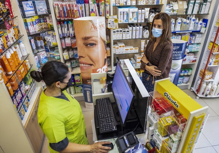 Una clienta en la farmacia Mateo, en Numancia.