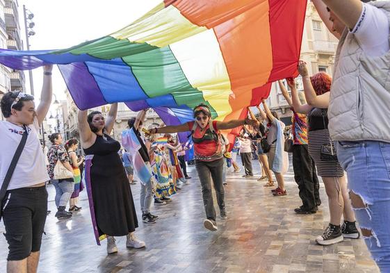 Gran bandera arcoíris por el Orgullo.