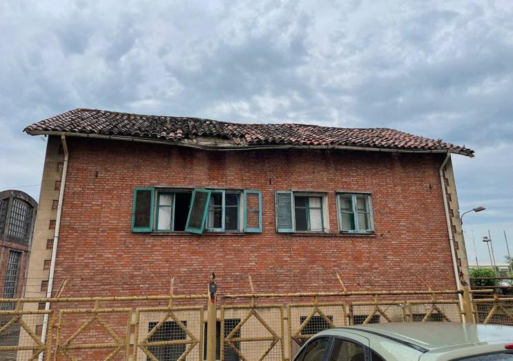 Imagen principal - Dos imágenes de un edificio en Cajo en el que están los vestuarios de los trabajadores, que acaba de ser clausurado por su mal estado y zona de vías inundadas.