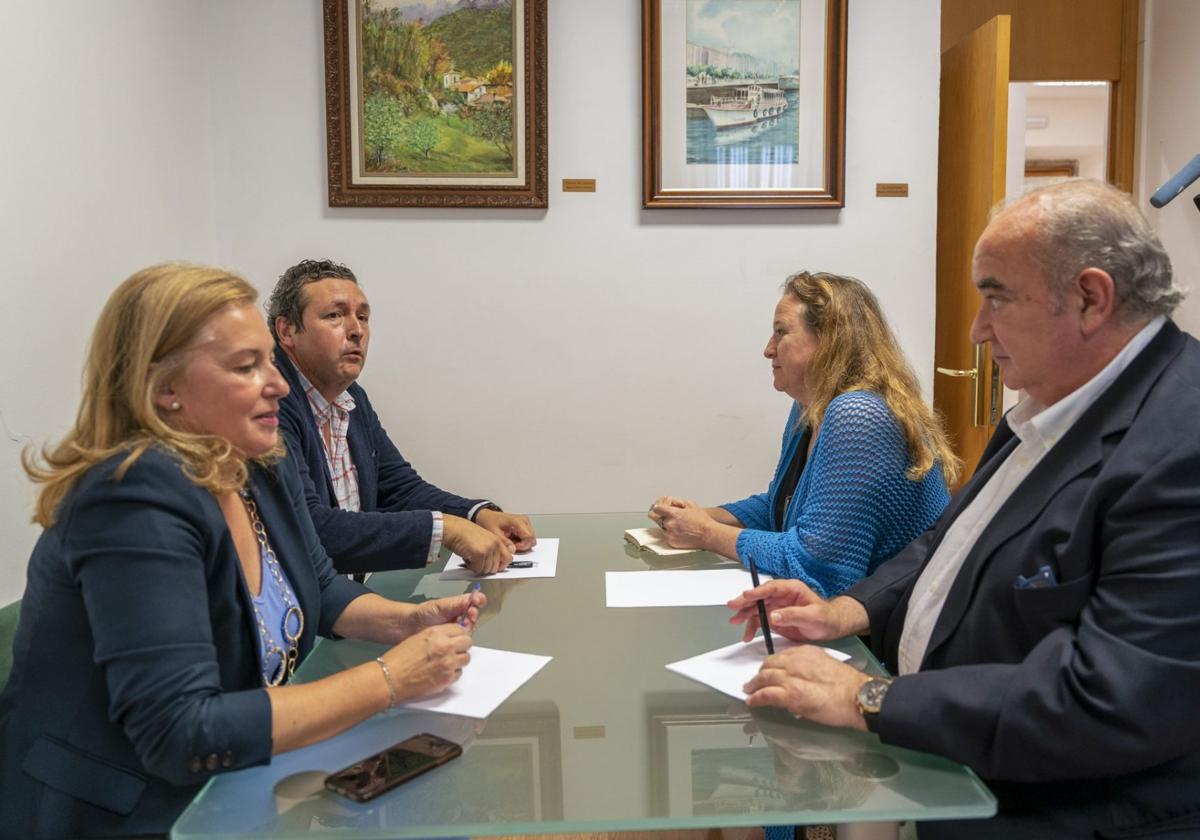 María José González Revuelta e Íñigo Fernández, por el PP, y Emilio del Valle y Leticia Díaz, por Vox, durante las negociaciones.