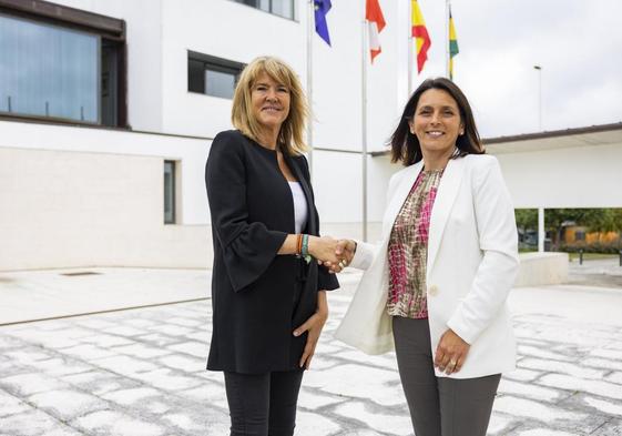 Manuela Bolado (Vox) da la mano a la alcaldesa Carmen Pérez (PP), tras la firma del pacto.