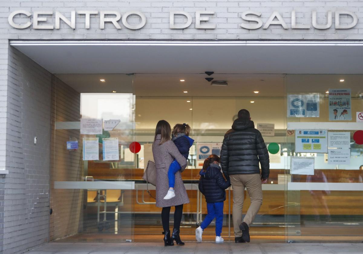 Una familia accede a un centro de salud de El Sardinero, en Santander.