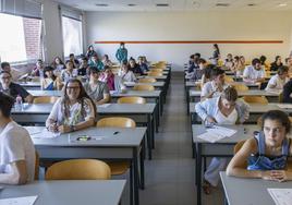 Alumnado a punto de empezar los exámenes en una de las aulas de la Facultad de Empresariales donde se celebró la EBAU.