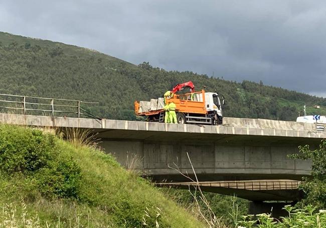 Viaducto por el que ha caído el camión.