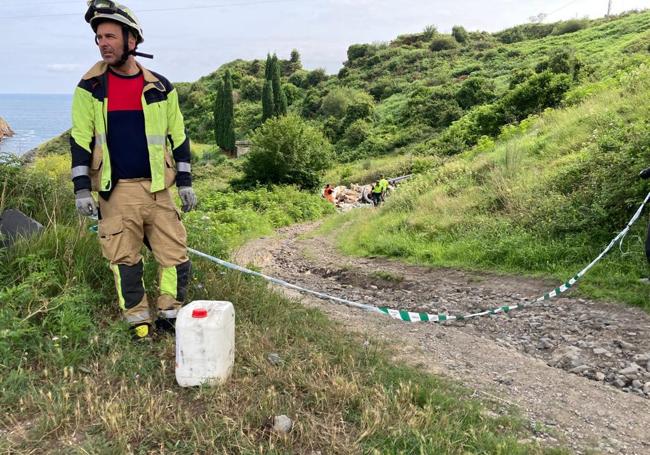 Los bomberos están retirando combustible que quedaba en el camión para que no se derrame.