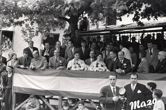 Carmen Sevilla en el palco de autoridades durante una competición en la bolera de la Peña La Carmencita. Abajo, el fotógrafo Pablo Hojas Llama, padre de Pablo Hojas.