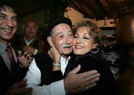 Imagen secundaria 1 - Carmen Sevilla cuando fue nombrada Orujera Mayor junto a Poty Castillo. Durante aquellos días la artista recibió y dio mucho cariño a los vecinos. En la imagen de abajo a la izquierda dando un abrazo a Francisco Fernández Santervás, conocido como Paquito, que fue el maestro orujero desde que comenzó a celebrarse la Fiesta del Orujo. 