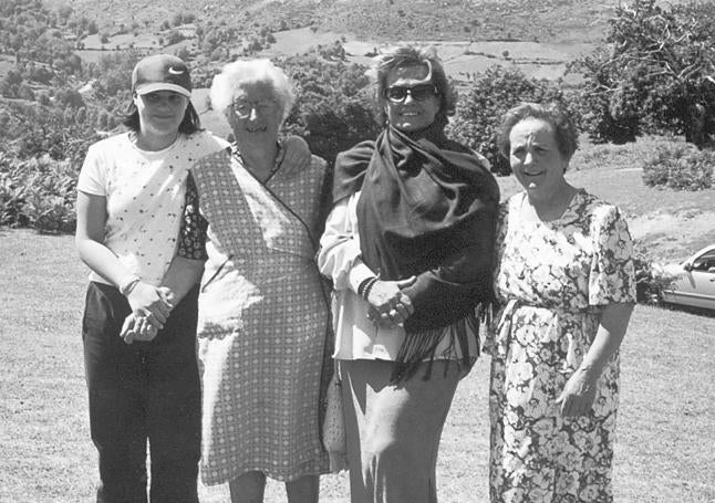 Carmen Sevilla en la localidad de Pendes, en Cillorigo de Liébana, junto a unas vecinas.