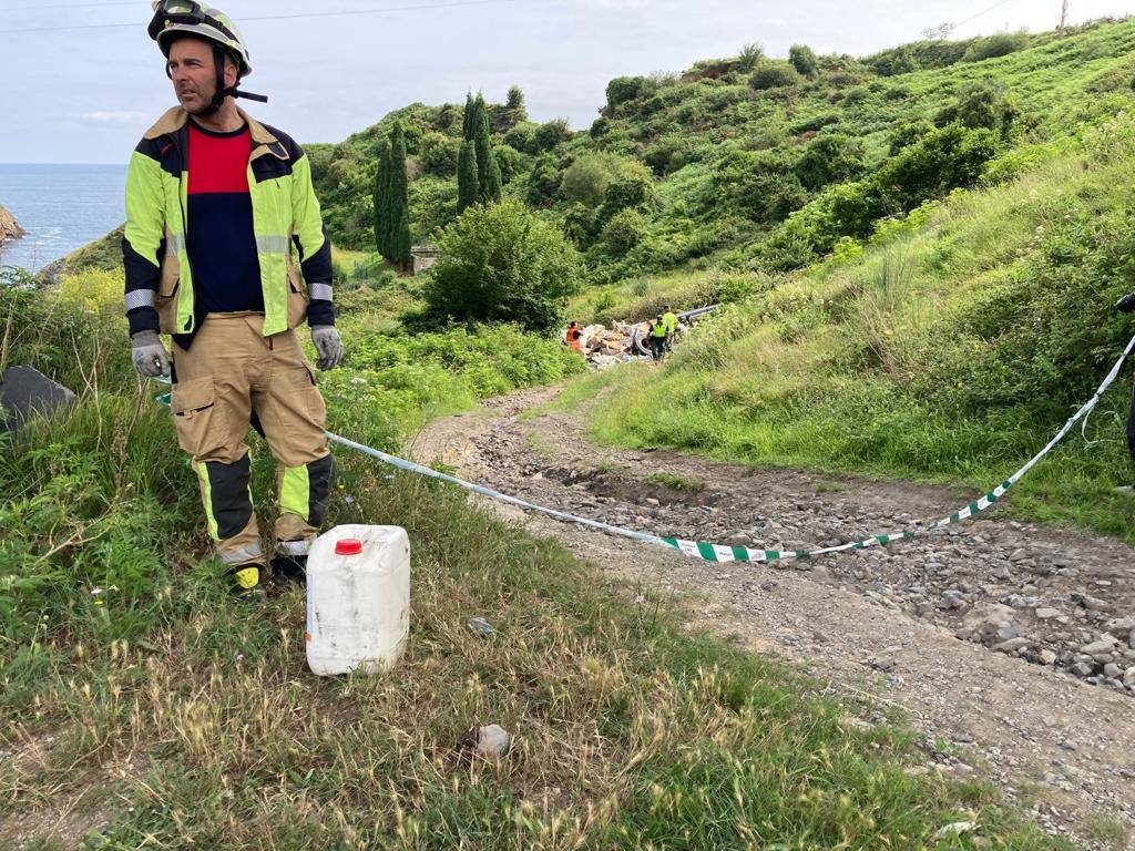 Los bomberos están retirando combustible que quedaba en el camión para que no se derrame