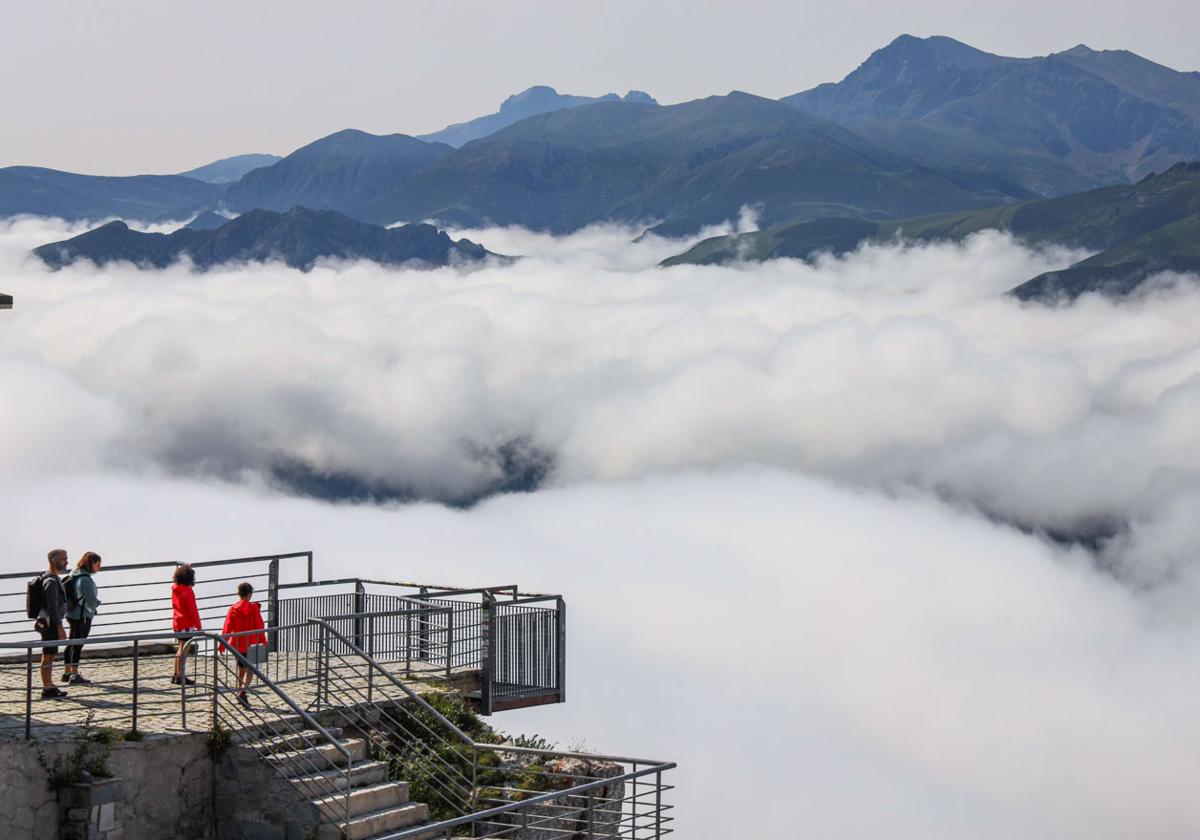 Vuelven los turistas al teleférico de Fuente Dé