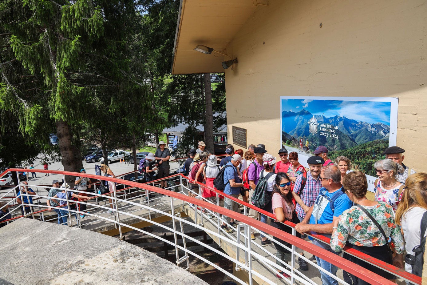 Los visitantes hacen cola este martes para poder acceder al teleférico en el día de su reapertura'. 