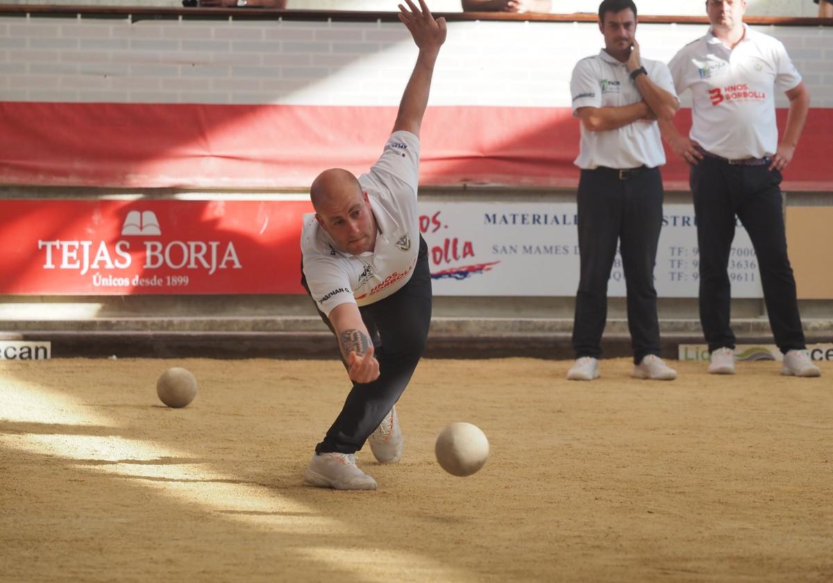 Jonathan García birla un cruce para Borbolla con Manuel Domínguez atento al fondo.