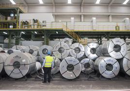 Interior de la fábrica de Santander Coated Solutions, en el recinto del Puerto de Santander.