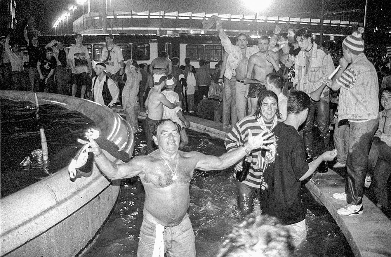 Cioli, en primer término, durante la fiesta en la fuente de El Sardinero.