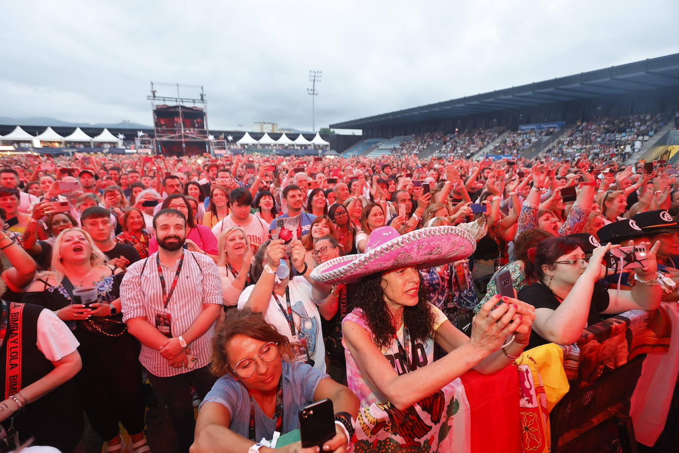 Según la organización, El Malecón congregó a entre 7.500 y 8.000 personas para escuchar y cantar las canciones de Alejandro Fernández.