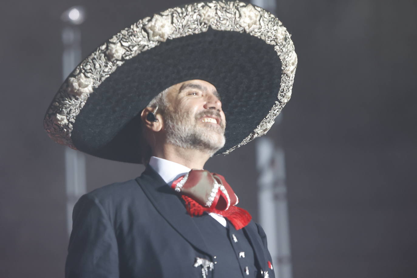 El cantante mexicano empezó su espectáculo de mariachi con 'Tantita Pena', un tema de su álbum 'Orígenes' (2001).