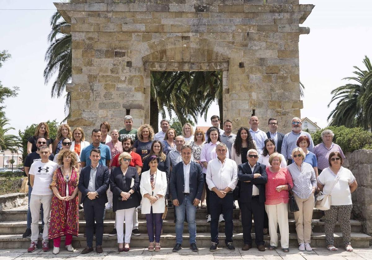 Los ocho alcaldes pedáneos y los veintidós vocales junto al alcalde de Camargo, Diego Movellán.