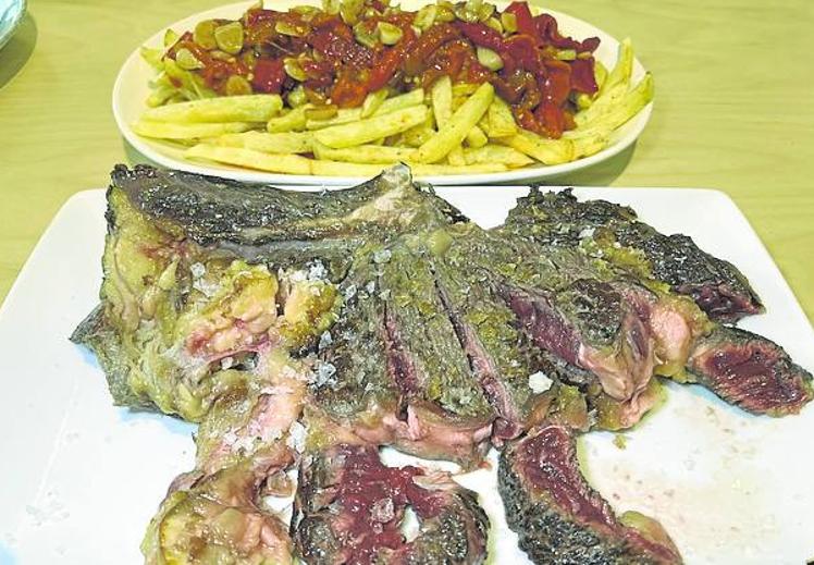 Imagen principal - Arriba, chuleta de vacuno. Abajo, pulpo a la gallega y una ración de percebes.