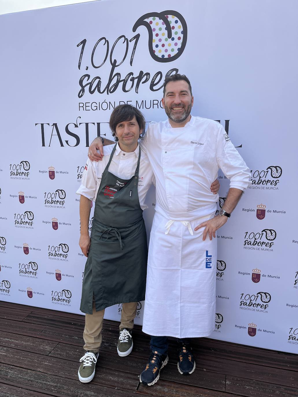 Sergio Bastard y David López en el photocall que se instaló para la promoción del evento celebrado en el restaurante santanderino Casona del Judío.