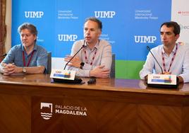 Javier Bernácer, director del Cinet, flanqueado por los profesores Miguel Ángel García y Víctor Borrell, ayer, en la UIMP.