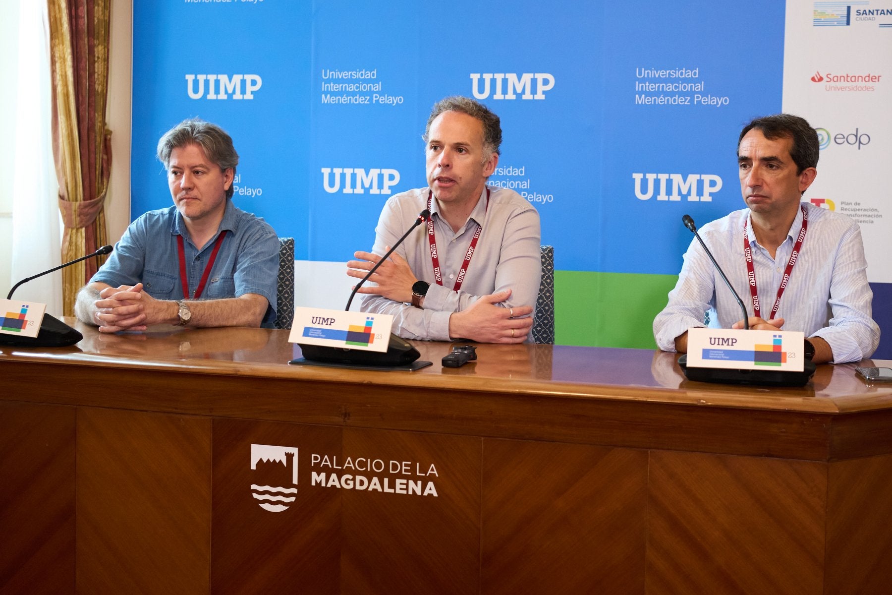 Javier Bernácer, director del Cinet, flanqueado por los profesores Miguel Ángel García y Víctor Borrell, ayer, en la UIMP.