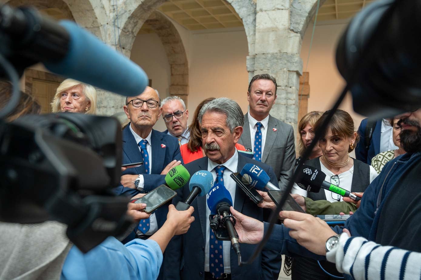 Miguel Ángel Revilla atiende a los medios de comunicación tras escuchar el discurso de Buruaga.