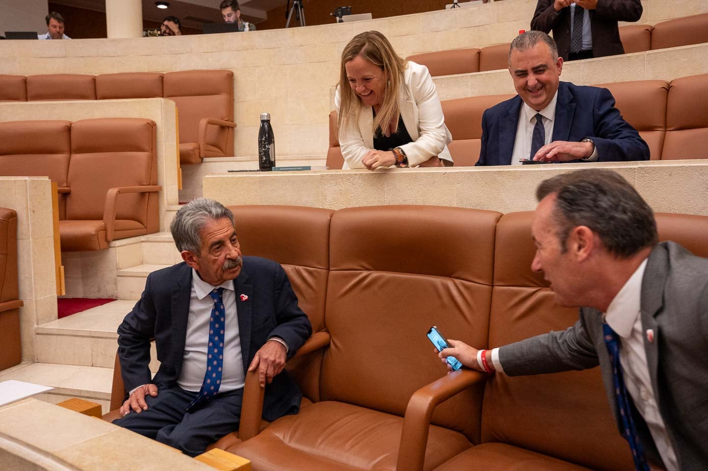 Los populares Isabel Urrutia y Roberto Media charlan con Miguel Ángel Revilla y Guillermo Blanco. 