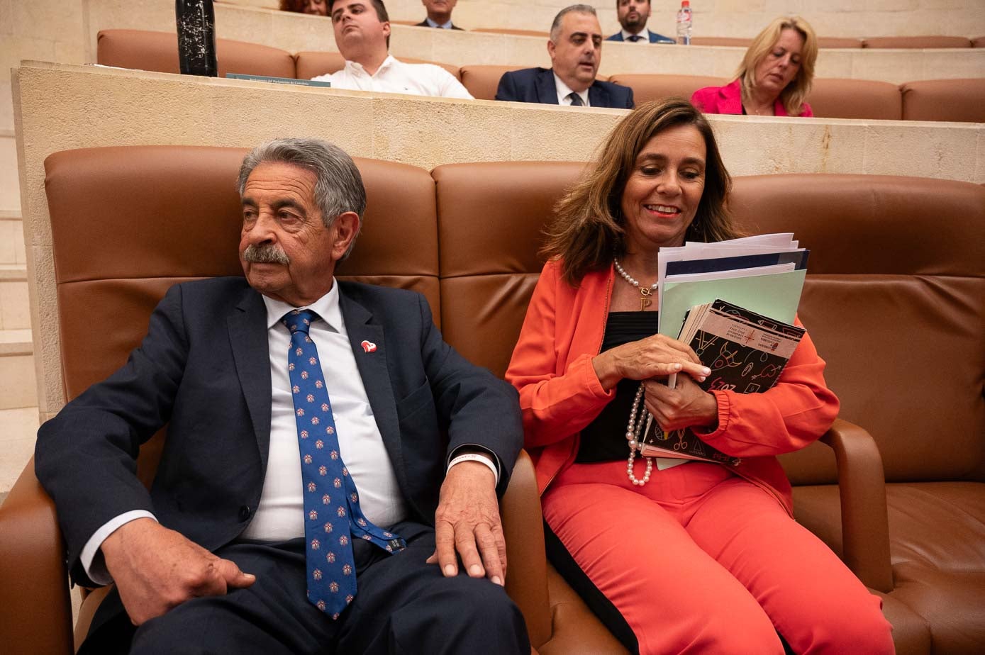 Miguel Ángel Revilla junto a Paula Fernández.