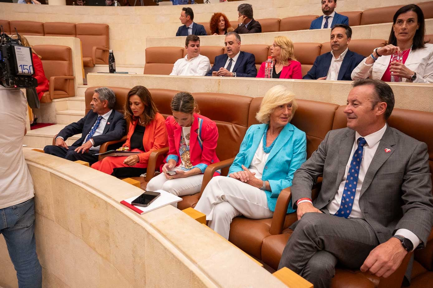 Los regionalistas Miguel Ángel Revilla, Paula Fernández, Jezabel Morán, Marina Lombó y Guillermo Blanco. En segunda fila, los populares.