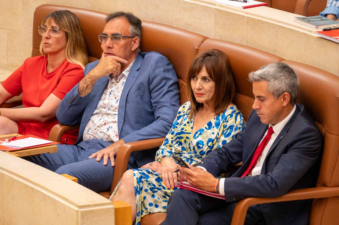 Caras serias en el PSOE; De izquierda a derecha, Eugenia Gómez de Diego, Raúl Pesquera, Ana Belén Álvarez y Pablo Zuloaga., 