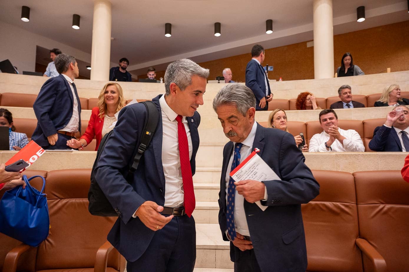 Pablo Zuloaga conversa con Miguel Ángel Revilla antes de abandonar el hemiciclo. 