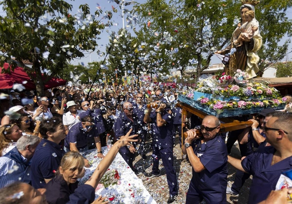 Cientos de devotos, el año pasado, participan en las fiestas del Barrio Pesquero.