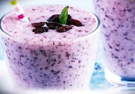 Un refrescante batido de frambuesas y arándanos.