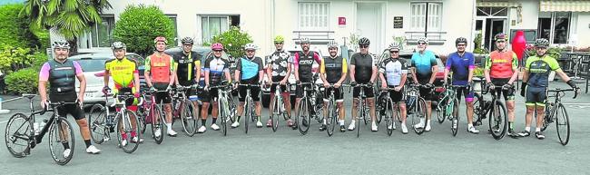 Los amigos de Alfonso. Médicos, comerciales, visitadores médicos, abogados... Año tras año se visten de ciclista en el Tour. En la imagen, el año pasado en Los Pirineos.