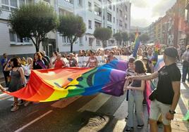 Cientos de manifestantes recorrieron ayer las calles de Castro enarbolando la bandera.