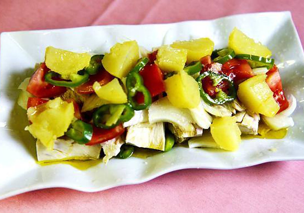 El bonito, en plena temporada, producto base de esta ensalada muy veraniega.