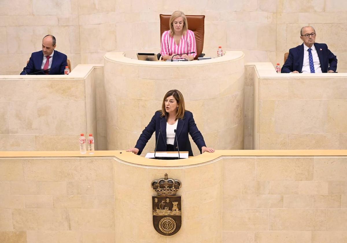 María José Sáenz de Buruaga, este jueves, en el Parlamento de Cantabria.