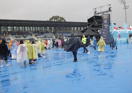 Imagen secundaria 1 - La lluvia ha hecho imposible que comenzaran los conciertos porque como se ve en las imágenes está todo mojado con la peligrosidad que implica para los músicos y los técnicos. 